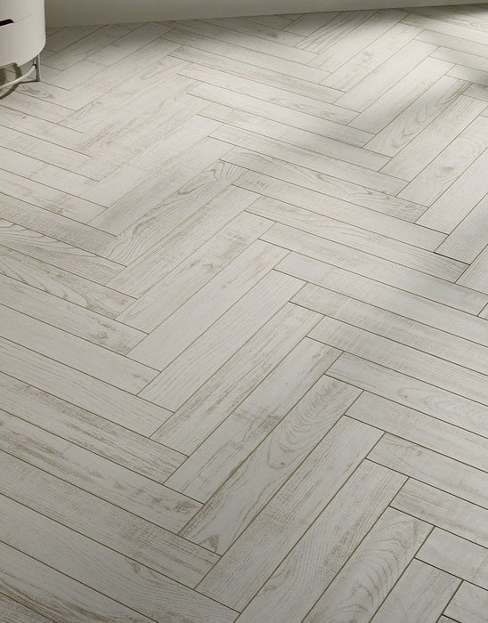 Vintage Chateau Herringbone White Chestnut Laminate Flooring £37.99/m² xccscss.