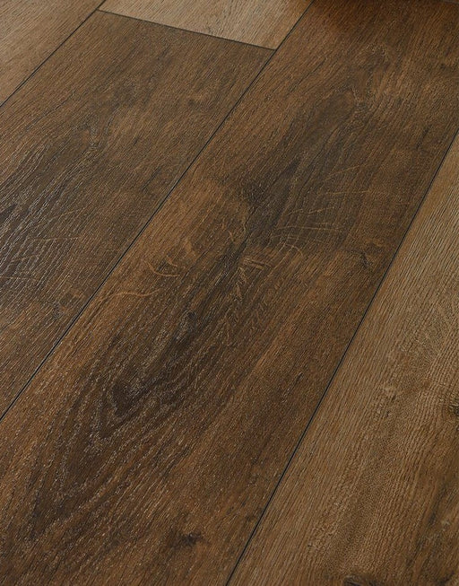 Close-Up of EvoCore Premium Golden Smoked Oak Surface Texture – 8mm SPC Flooring