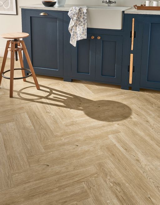 EvoCore Essentials Herringbone Champagne Oak £44.99/m² xccscss.