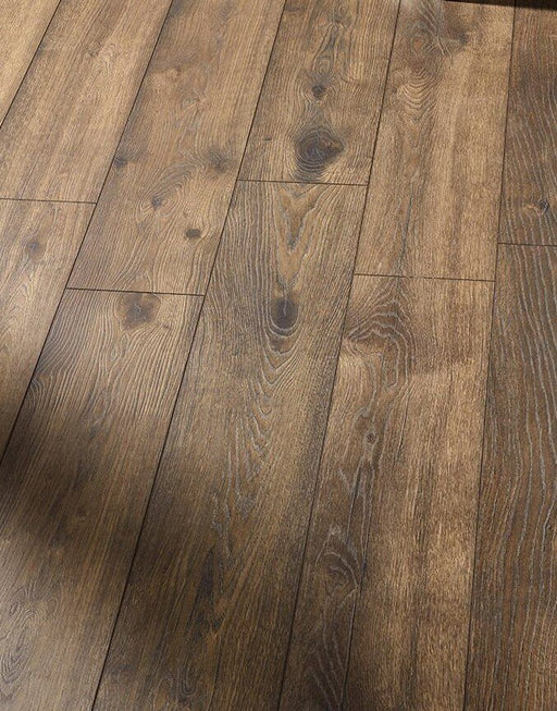 Villa Peterson Oak Laminate Flooring £15.99/m² xccscss.