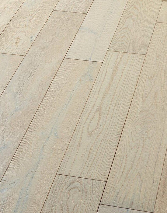 Manhattan Frozen Oak Brushed & Lacquered Engineered Wood Flooring £51.99/m² xccscss.