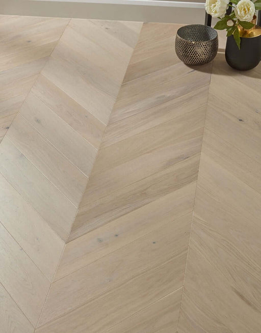 Chelsea Chevron Cappuccino Oak Brushed & Lacquered Engineered Wood Flooring £84.99/m² xccscss.