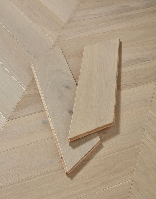 Chelsea Chevron Cappuccino Oak Brushed & Lacquered Engineered Wood Flooring £84.99/m² xccscss.